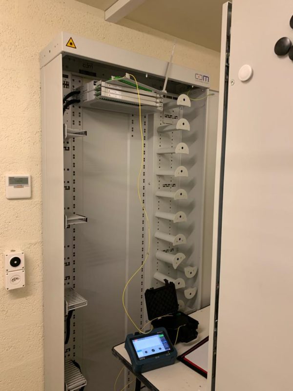 Travaux de Tirage d'un câble fibre optique 96 Fo, y compris fourniture du câble. Raccordement et mesure de la ligne. Effectué dans le canton de Vaud (Suisse Romande)