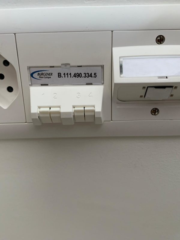 Fourniture et pose d'une prise OTO pour le réseau FTTH d'un chalet. Avec Raccordement et mesures de vérifications OTDR
