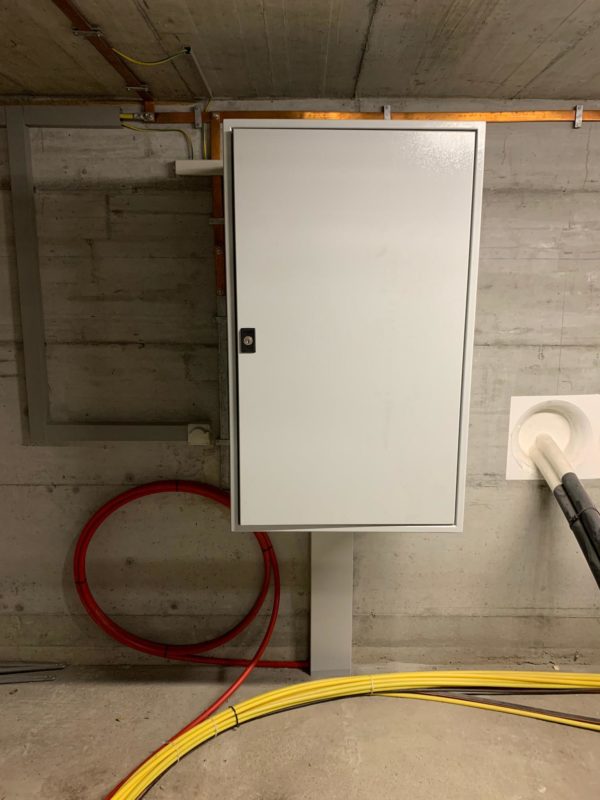 Pose d'un coffret FO avec chassis 19'' incorporé. Soufflage et raccordement du câble avec mesures OTDR et fourniture du Coffret. Effectué dans le Canton de Vaud (Suisse Romande)