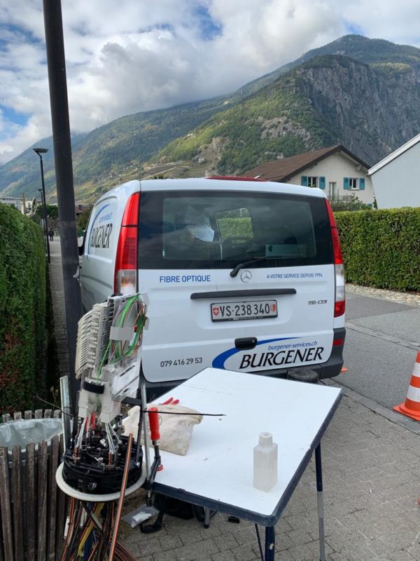 Insertion et Raccordement d'un câble fibre optique dans manchon cloche existant, déjà confectionné et fourni par nos soins. Effectué dans le Valais Central (Suisse Romande)
