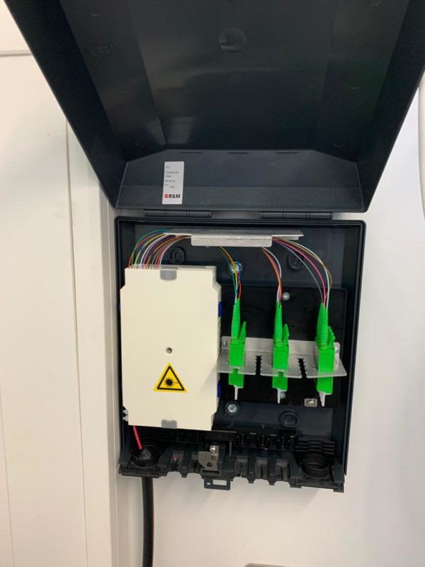 Préparation d'un câble fibre optique avec raccordement sur connecteurs E2000APC. Y compris mesures OTDR et fourniture du matériel. Effectué dans le Valais Central (Suisse Romande)