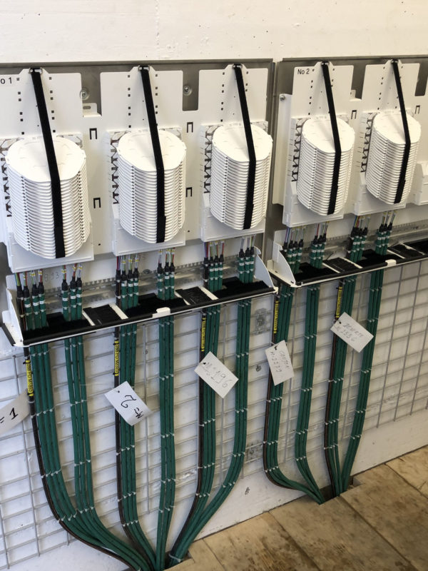 Création d'une centrale fibre optique d'un village avec raccordement des différents câbles . Effectué dans le Valais Central (Suisse Romande)