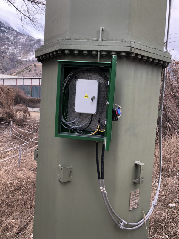 Raccordement d'une ligne aérienne fibre optique de type OPGW avec fourniture des différents boitiers, préparation des câbles et mesures finales à l'OTDR. Effectué dans le Haut-Valais