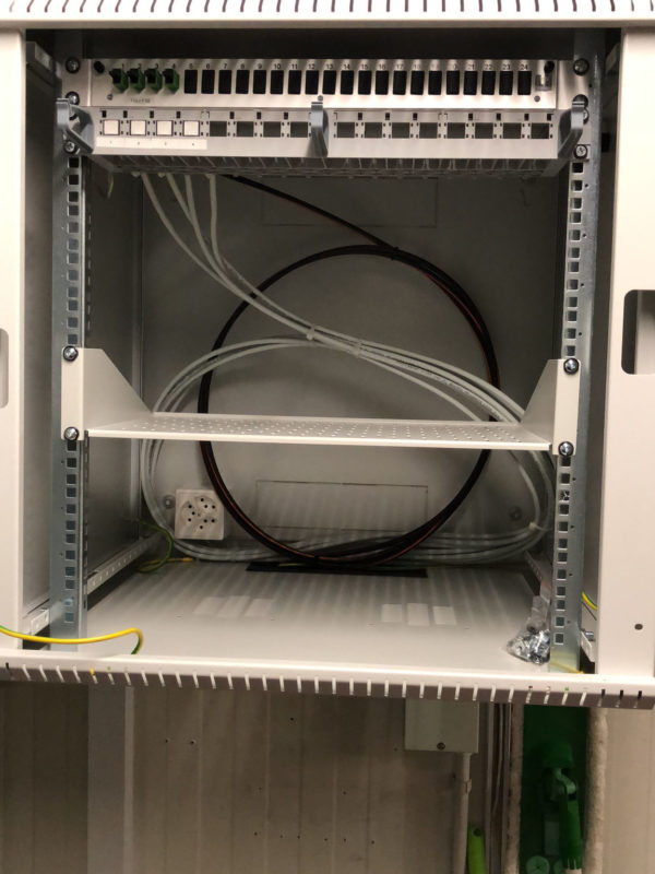 Raccordement d'une tête de câble 19'' dans rack informatique. Réalisé dans le Valais Central (Suisse Romande)