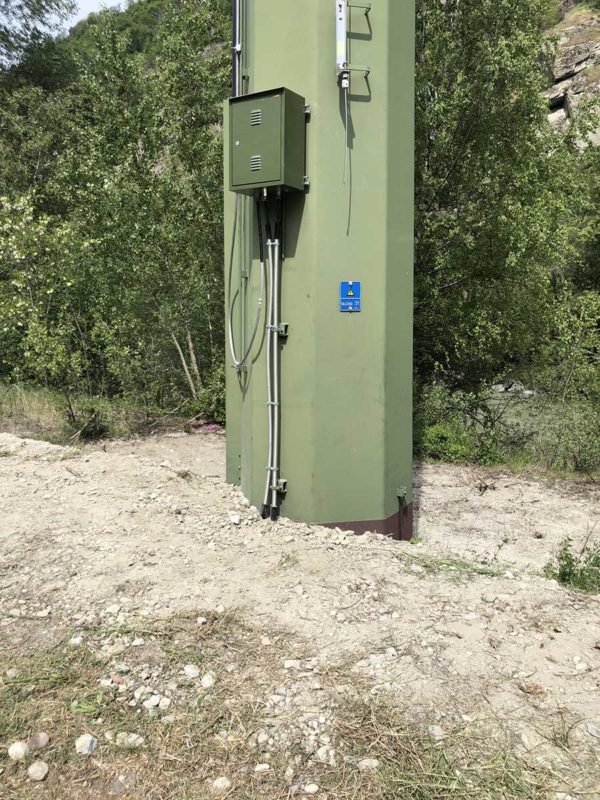 Raccordement d'une ligne aérienne fibre optique de type OPGW avec départs secondaires souterrains. Fournitures et pose des boitiers de raccordement. Effectué dans le Haut-Valais