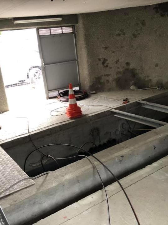 Démantèlement d'une ancienne centrale fibre optique avec retrait des câbles, démontage et évacuation des armoires. Réalisé dans le Valais Central (Suisse Romande)