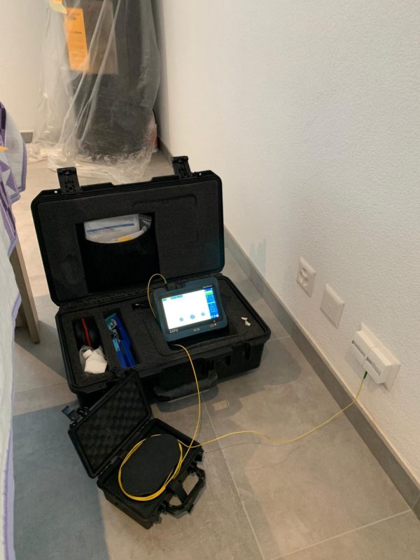 Mesure OTDR d'une prise Fibre optique OTO FTTH après installation et raccordement. Travaux réalisés dans le Bas-Valais