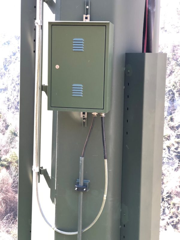 Fourniture et équipement d'un coffret pour ligne fibre optique aérienne de type OPGW avec raccordement de celle-ci. Travaux effectués dans le Haut-Valais
